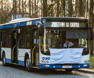 Autobusy w Gdyni, zachęcają do noszenia maseczek