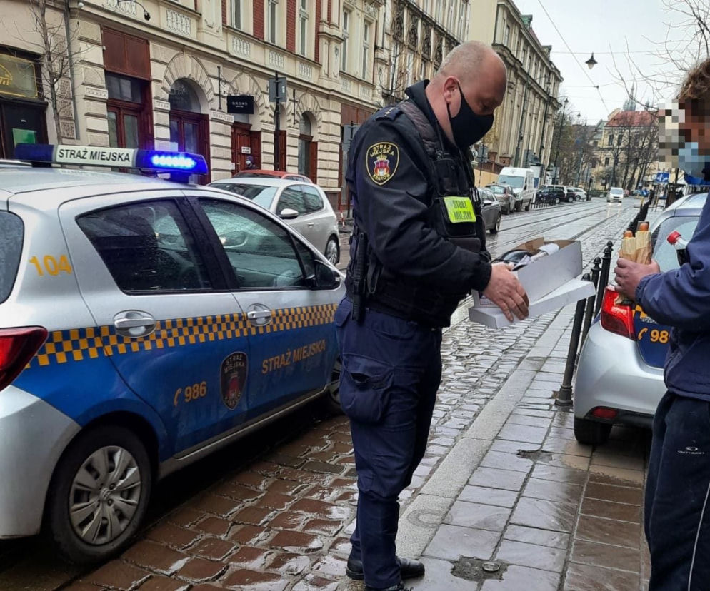 GROZA w Krakowie. Ukradli bezdomnemu buty! WZRUSZAJĄCY GEST strażników miejskich 