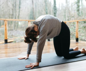 Poranna sztywność i ból pleców? To może być ZZSK. Te ćwiczenia dają największą ulgę