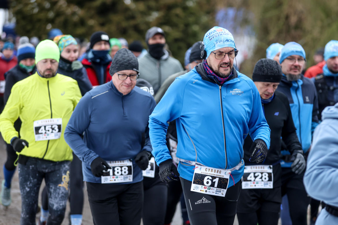 Wystrzał startera zamiast szampana. Tłumy powitały Nowy Rok na XX Śląskim Maratonie Noworocznym Cyborg