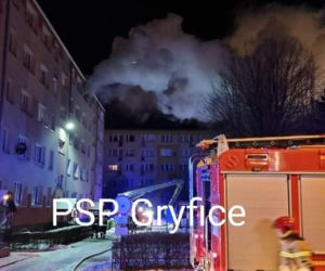 Pożar mieszkania w Gryficach! Mężczyzna wyskoczył z okna na 4. piętrze [ZDJĘCIA]