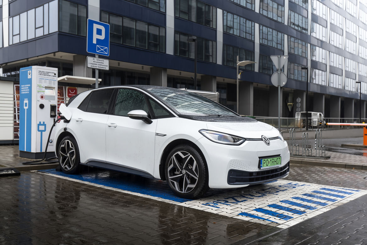 Ładowanie samochodu elektrycznego