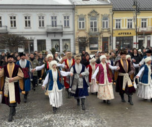 Polonez maturzystów na Rynku w Nowym Sączu
