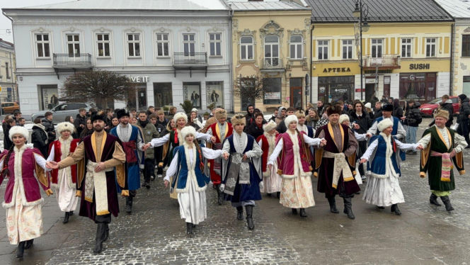 Polonez maturzystów na Rynku w Nowym Sączu
