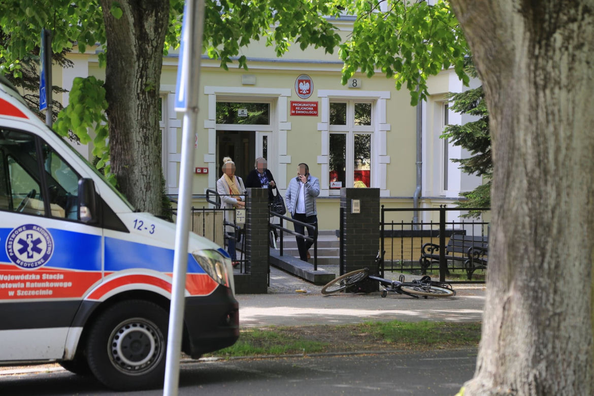 Świnoujście.  Dramat przed prokuraturą. Nie żyje kobieta ugodzona nożem. Napastnik podciął sobie nadgarstki 