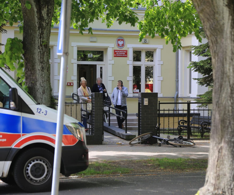Świnoujście.  Dramat przed prokuraturą. Nie żyje kobieta ugodzona nożem. Napastnik podciął sobie nadgarstki 