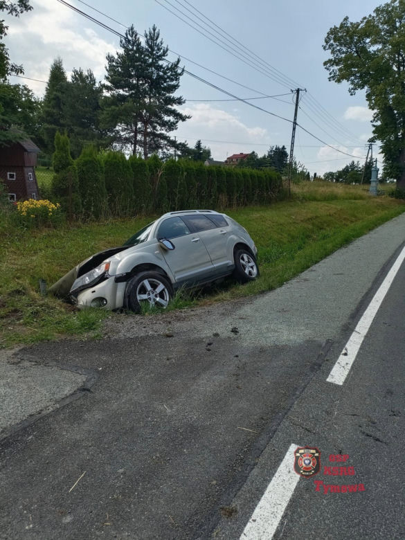 Tymowa. Osobówka zjechała z drogi i uderzyła w betonowy przepust