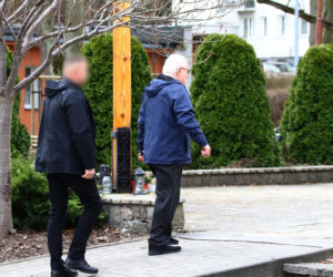 Wiosenny Lech Wałęsa na wielkanocnej mszy