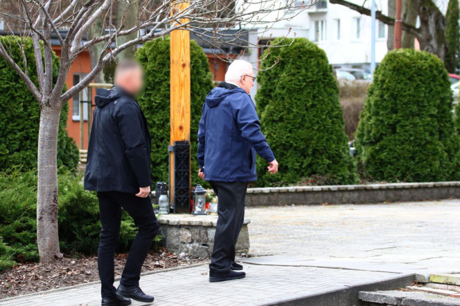 Wiosenny Lech Wałęsa na wielkanocnej mszy