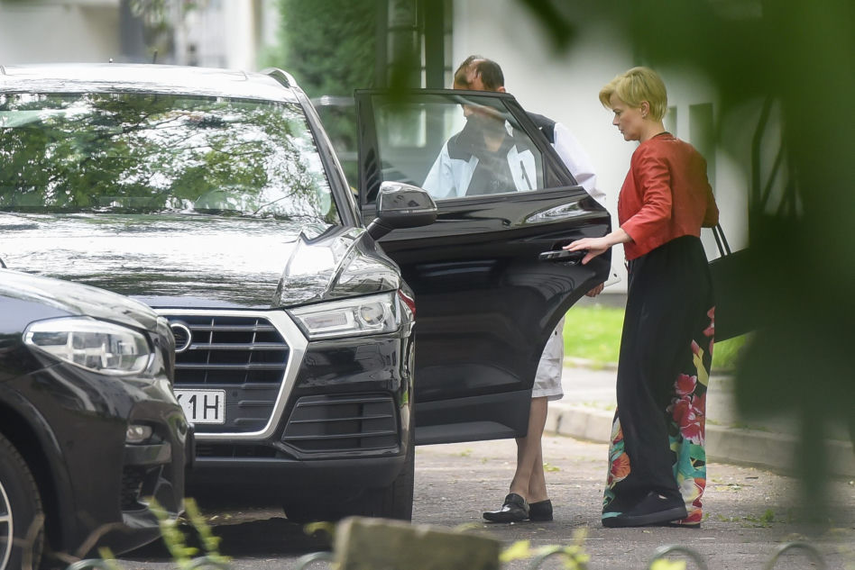 Monika Richardson usługuje ukochanemu