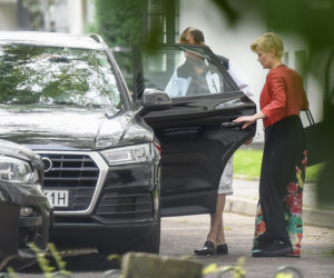 Monika Richardson usługuje ukochanemu