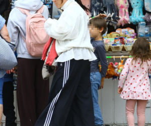 Ewa Farna z dziećmi w Sopocie. Bez komórki nie ma życia.