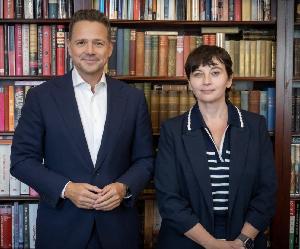 Rafał Trzaskowski i Magdalena Sroka na tle regału z książkami. O zmianach w warszawskim ratuszu przeczytasz na SE.
