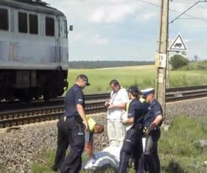 TWIERDZIŃ: Samochód nauki jazdy wjechał pod pociąg. ZGINĘŁA 18-letnia KURSANTKA