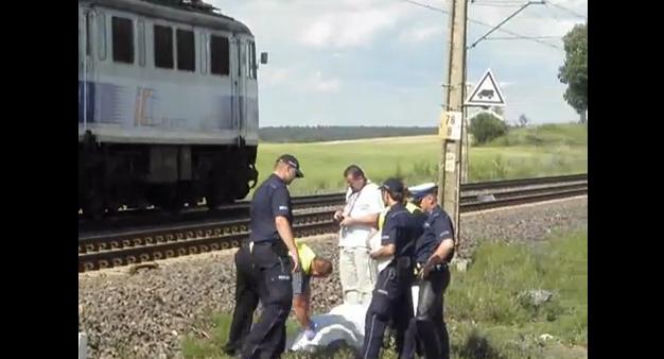 TWIERDZIŃ: Samochód nauki jazdy wjechał pod pociąg. ZGINĘŁA 18-letnia KURSANTKA