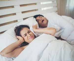 Zaklejasz usta na noc, by lepiej spać? Lekarze biją na alarm. To jak zaklejanie kontrolki awarii