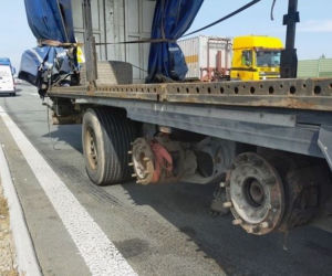 Jechał bez kół i hamulców