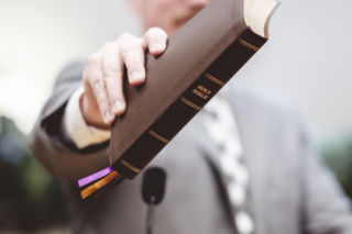 Niebezpieczna książka. Tulia odeszła z organizacji Świadków Jehowy i odkrywa kulisy życia w zborze. Jej historia porusza do głębi 