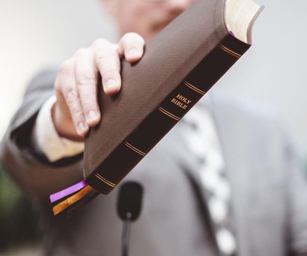 Niebezpieczna książka. Tulia odeszła z organizacji Świadków Jehowy i odkrywa kulisy życia w zborze. Jej historia porusza do głębi