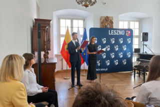 Dwadzieścioro młodych zdolnych. W Lesznie wręczono Laury Oświaty