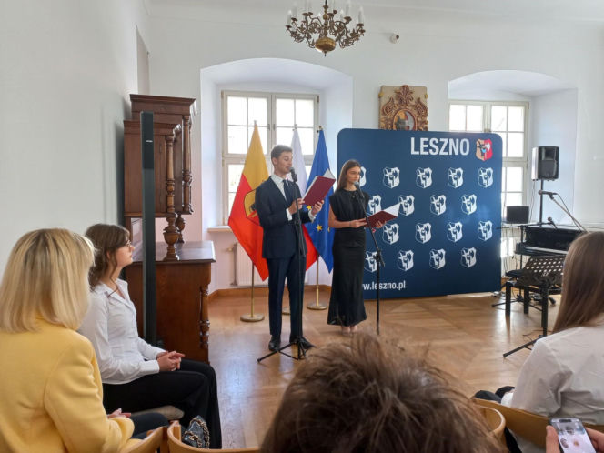 Dwadzieścioro młodych zdolnych. W Lesznie wręczono Laury Oświaty