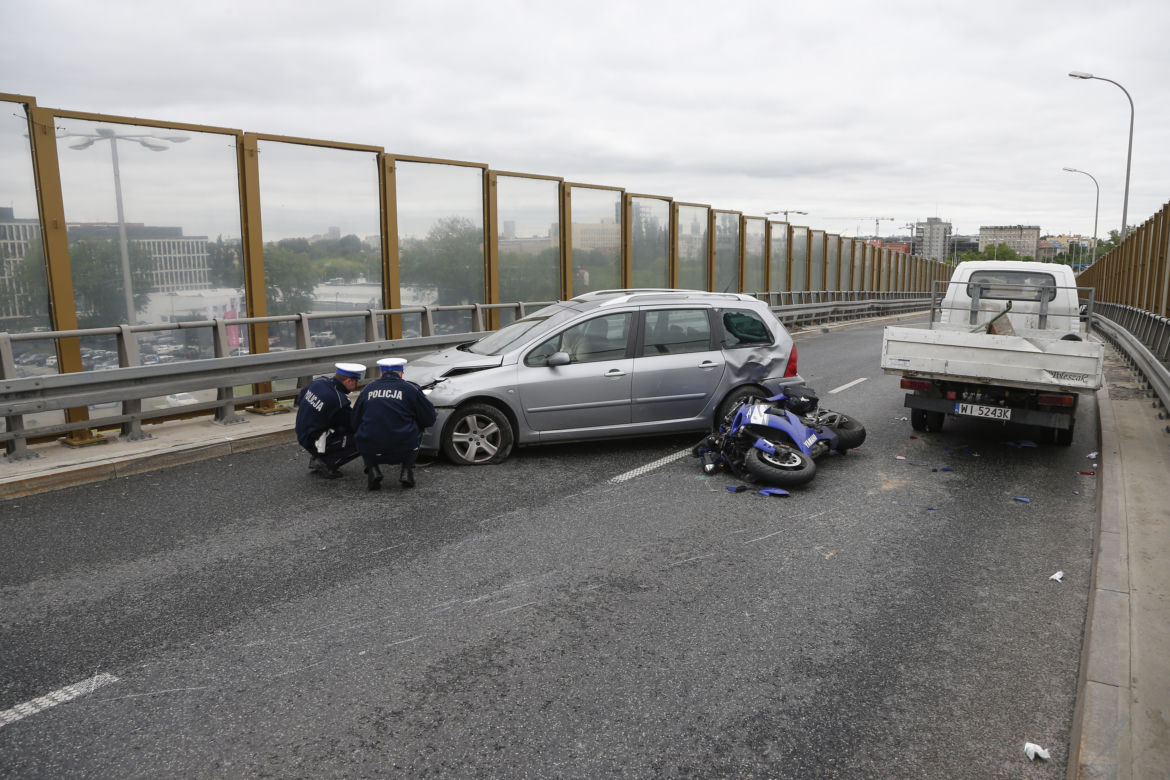 motocyklista na dostawczaku - estakada do wisłostrady zablokowana