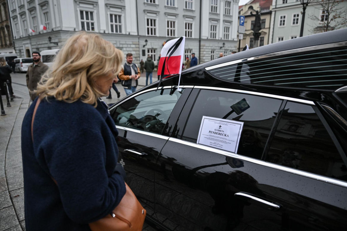 Pożegnali wielką damę polskiej kultury. Kidawa-Błońska przesłała piękny wieniec