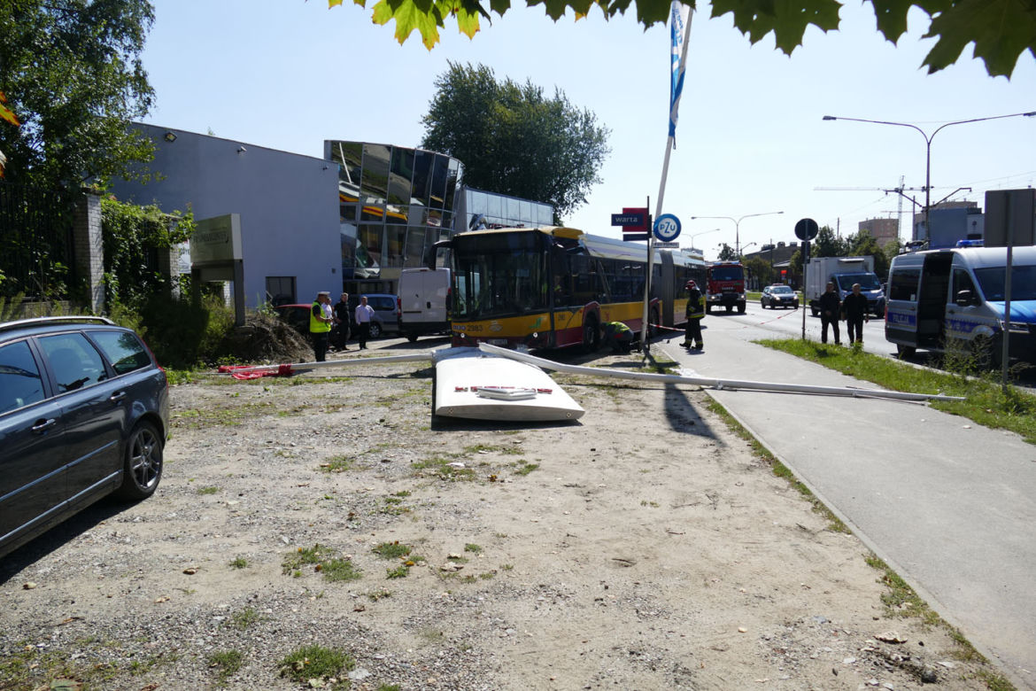 Autobus MPK wjechał w salon samochodowy