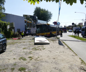 Autobus MPK wjechał w salon samochodowy