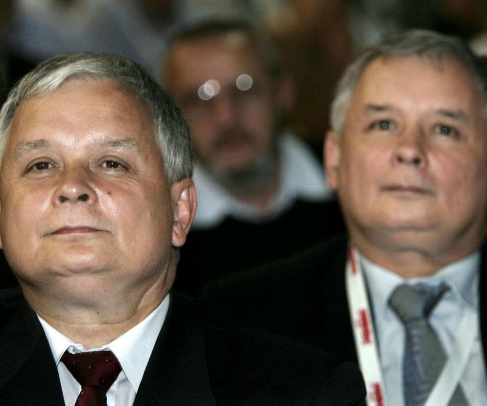 Jarosław i Lech Kaczyńscy siedzą obok siebie podczas spotkania. Historię ich ojca z powstania poznasz na SE.