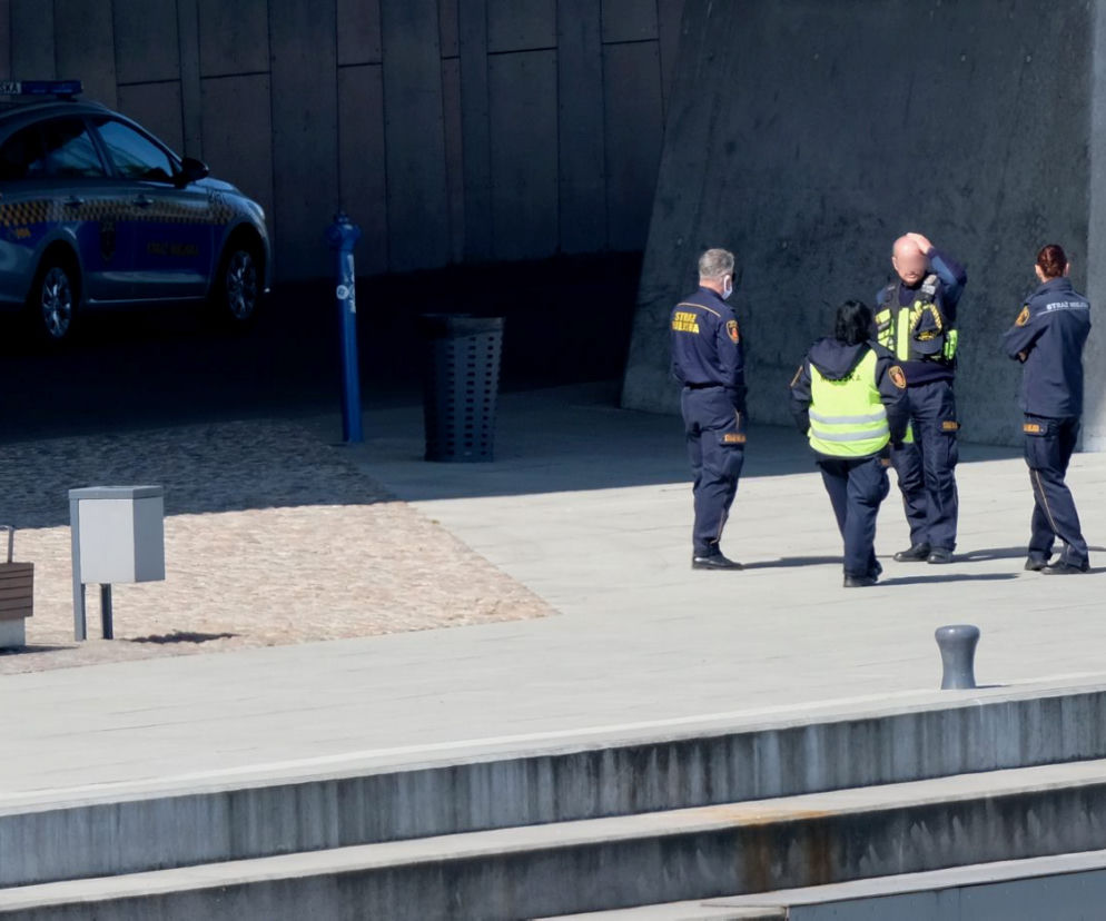 Strażnicy nie noszą maseczek. Skandaliczne zachowanie