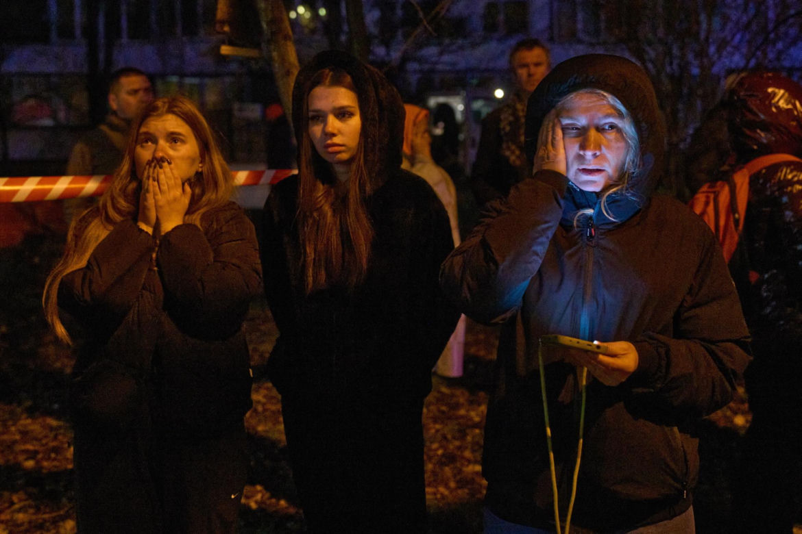 Nocny atak na Kijów! Wielkie eksplozje, płoną bloki