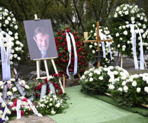 Wieńce na pogrzebie Edwarda Linde-Lubaszenki. Żałobnicy pożegnali artystę pięknymi kwiatami