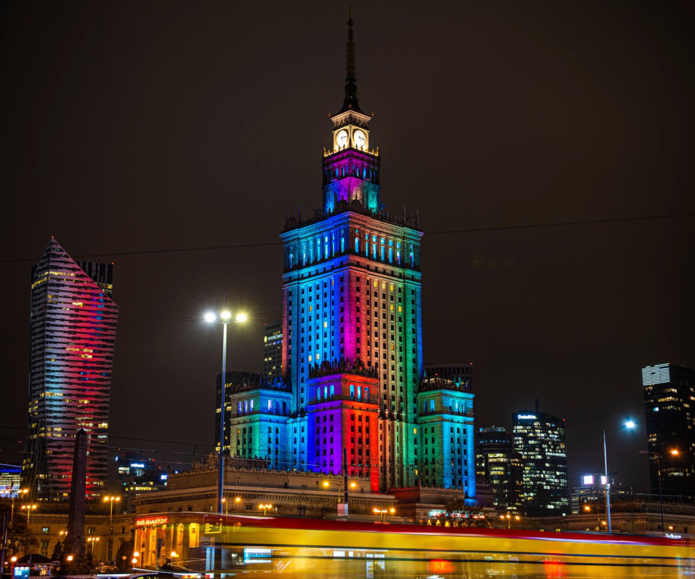 Dzień Tolerancji 2020. Pałac Kultury i Nauki w Warszawie w tęczowych barwach