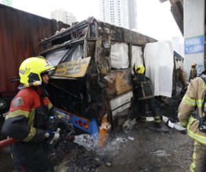 Pociąg wbił się w autobus w Bangkoku! Są ofiary śmiertelne i ranni