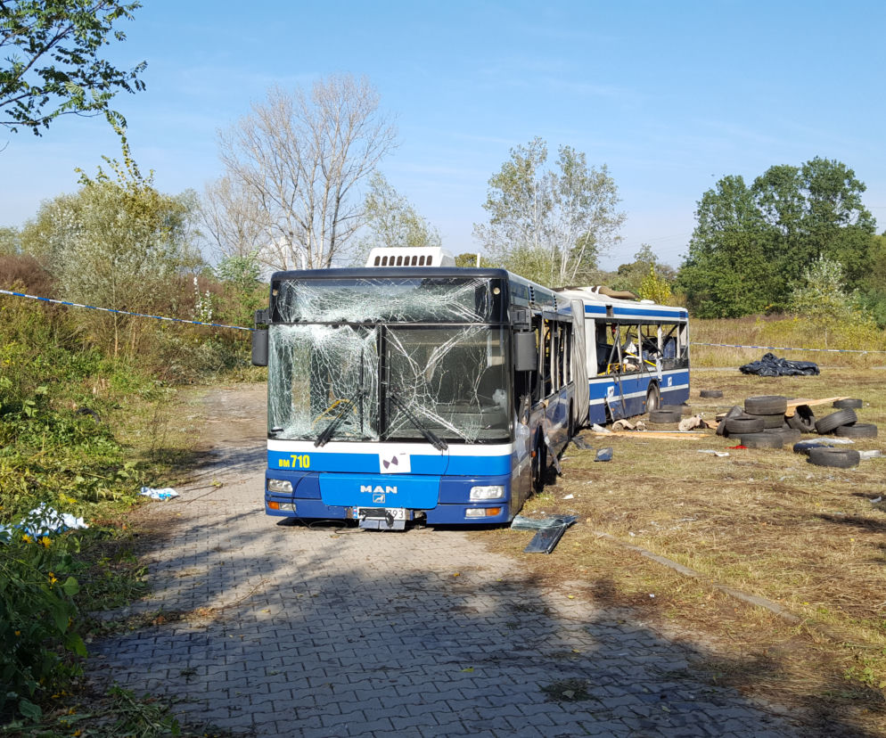 Tak wygląda autobus po wybuchu bomby, którą chciał stworzyć Paweł R.
