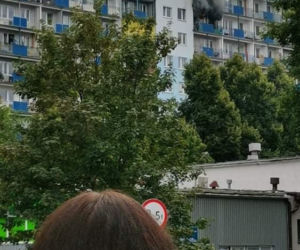 W Rzeszowie płonie mieszkanie w bloku nr 24 na Podwisłoczu
