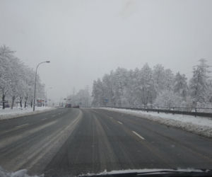FATALNE warunki na drogach Rzeszowa. Śnieżny ARMAGEDON! [ZDJĘCIA]