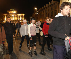 Nightskating. Warszawiacy przejechali stolicę na rolkach [Zdjęcia]