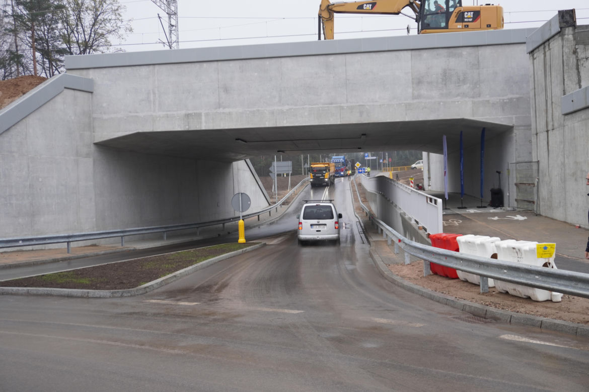 Wielkie otwarcie tunelu pod torami w Niewodnicy Kościelnej. Tak przebiegają prace w ramach Rail Baltica [ZDJĘCIA]