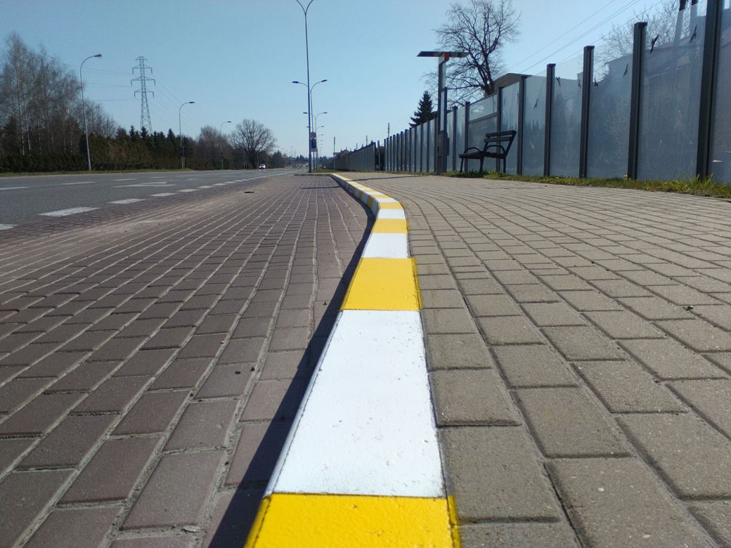 Krawężniki przy rzeszowskich przystankach autobusowych są malowane na biało-żółte