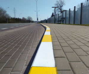 Krawężniki przy rzeszowskich przystankach autobusowych są malowane na biało-żółte