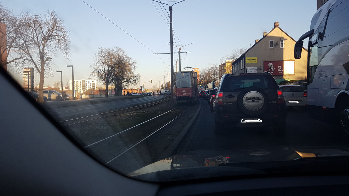 Kierowca BMW zderzył się z tramwajem! Poważne utrudnienia!
