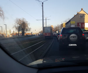 Kierowca BMW zderzył się z tramwajem! Poważne utrudnienia!