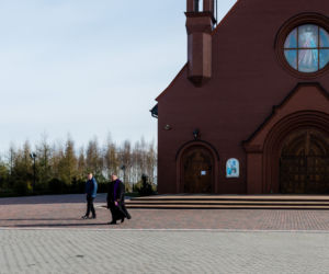 Ksiądz spowiada, spacerując [ZOBACZ ZDJĘCIA]