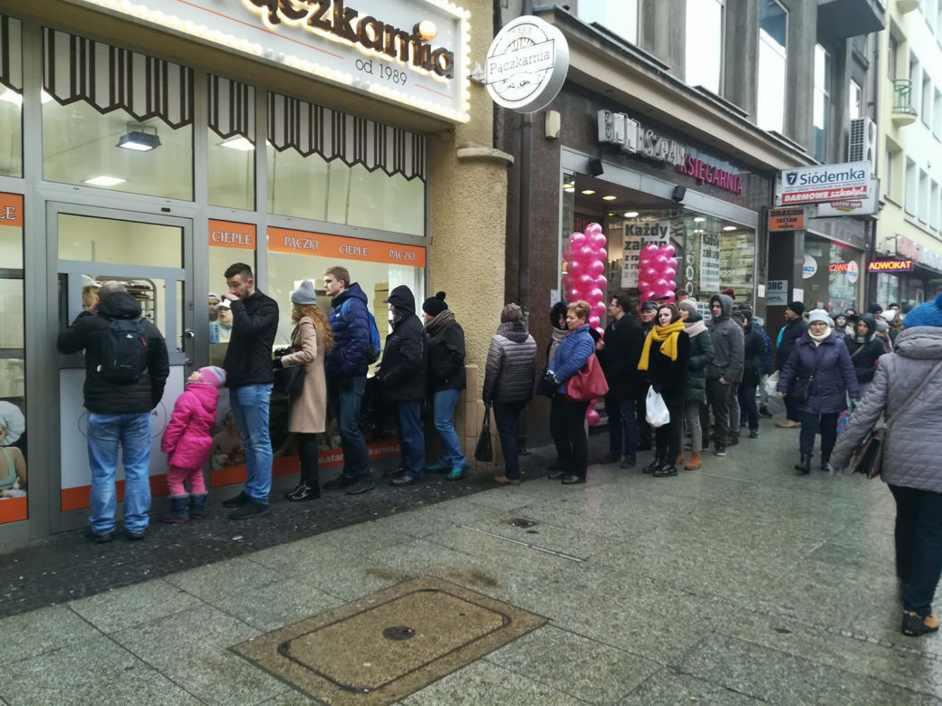 Ogromne kolejki po pączki! Rekordziści stoją po nie godzinami