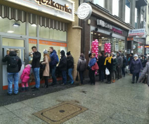 Ogromne kolejki po pączki! Rekordziści stoją po nie godzinami