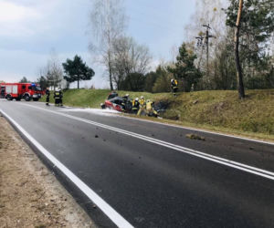 Podlaskie. Pożar auta na DK 65. Kierowcę i pasażera uratował policjant