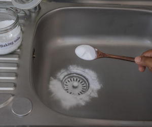 Odwołaj hydraulika do zatkanego odpływu. Wsyp do zlewu 4 łyżki, wlej i przyciśnij, a udrożnisz rury i woda spłynie jak błyskawica. Sposób na zatkany odpływ