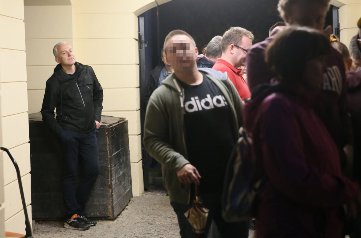 Hubert Urbański też czekał w kolejce na możliwość obejrzenia egzotycznego kwiatu